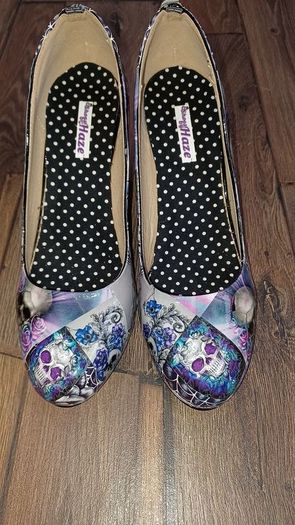 Beautiful shoes with skull design, worn for wedding, size 6