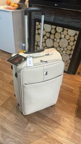 Medium suitcase