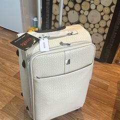 Medium suitcase