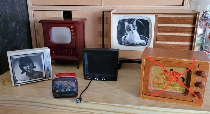 Vintage TV / radio / stereo for doll house