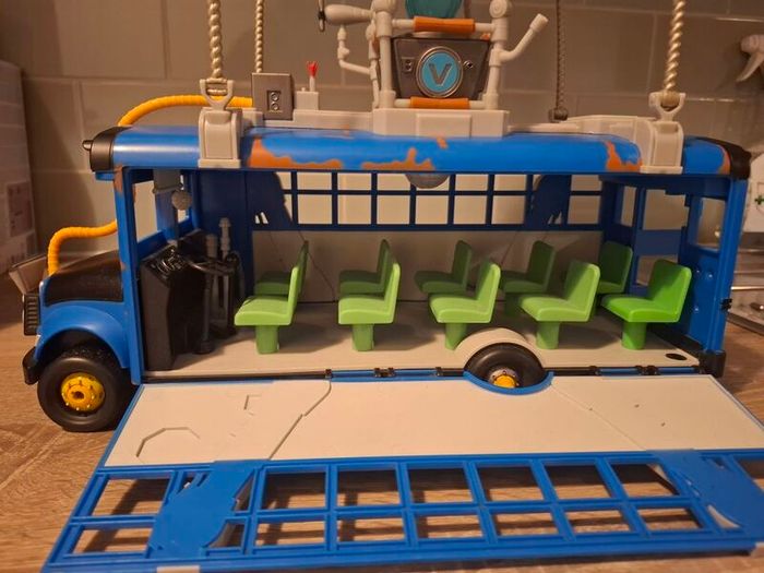 Fortnite battlebus,figures and accessories