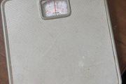 Mechanical weighing scales for bathroom