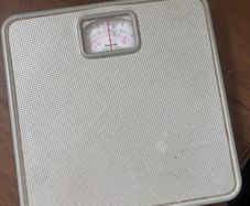 Mechanical weighing scales for bathroom