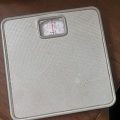 Mechanical weighing scales for bathroom