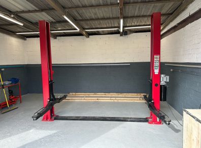 2 post 4 ton car / van lift