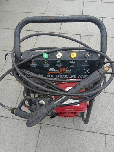 Stan Werk power washer 6.5 HP 2200 PSI in excellent working condition. Ready to use. 6 metres pressure washer hose with gun.