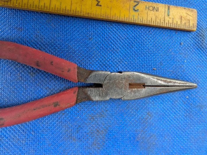 2 pairs of Pliers