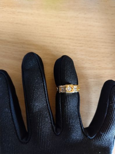 18k gold and diamond ring
