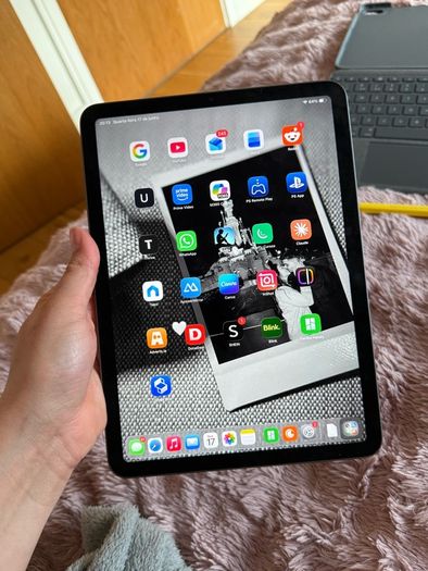 Ipad Air 5 generation 256gb with logitech keyboard