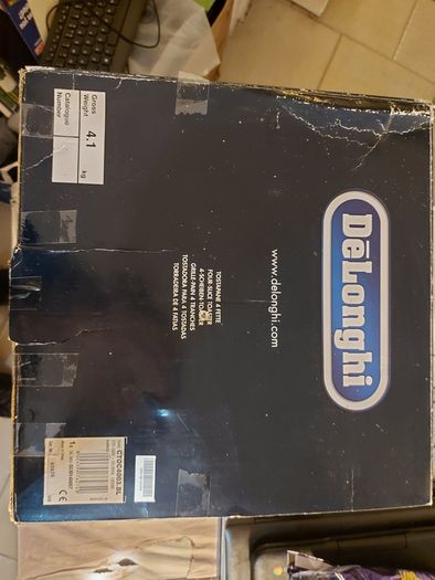 DeLonghi 4 Slice Toaster, Model CTOC4003.BL, in excellent condition and works perfect