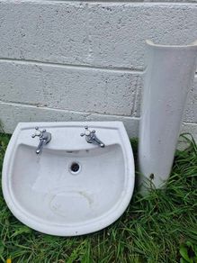 Wash basin with pedestal