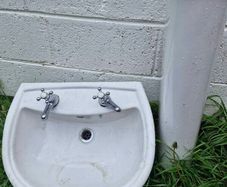 Wash basin with pedestal