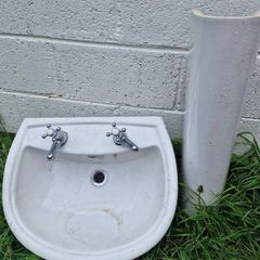 Wash basin with pedestal