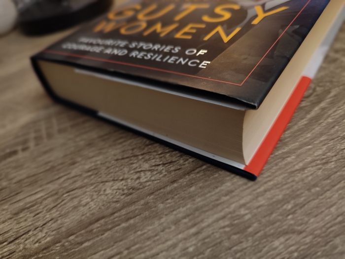The Book of Gutsy Women: Favourite Stories of Courage and Resilience ! by Hillary and Chelsea Clinton ! RRP 31.50e ! Hardcover ! 2019 ! by Simon & Schuster UK !