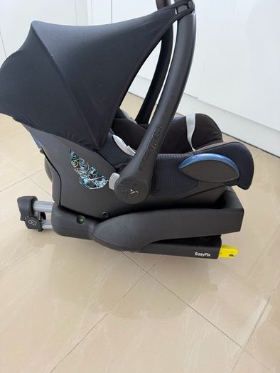 Maxi Cosi Cabriofix I-Size Car Seat and Isofix Base