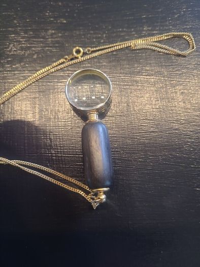 Stunning vintage mini magnifying glass necklace  - gold