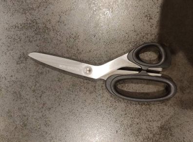 Sewing scissors