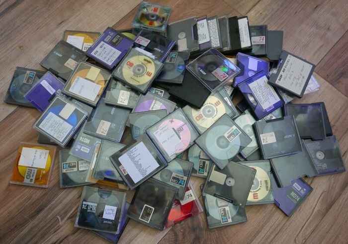 Large collection of assorted MiniDiscs (5 each)
