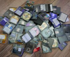 Large collection of assorted MiniDiscs (5 each)