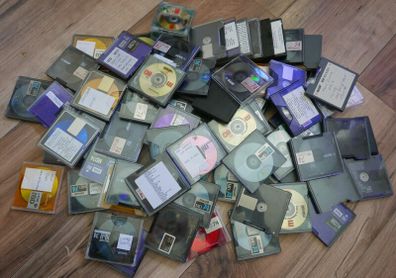 Large collection of assorted MiniDiscs (5 each)