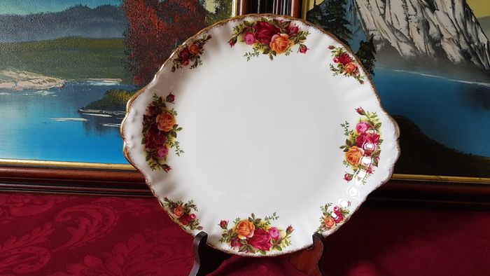 22 Piece Royal Albert Old Country Roses Bone China Gold Gilt Tea Set With Medium Size Tea Pot Made in England
