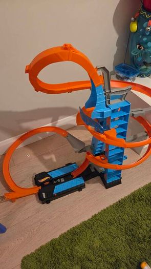 Hot Wheels skycrash track