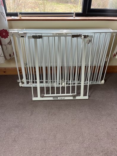 Babylo 4baby XXL baby stair gate and Mamia stair gate
