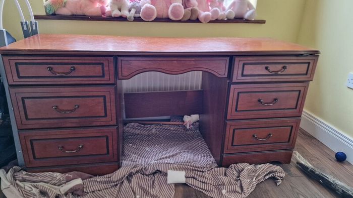 dresser table
