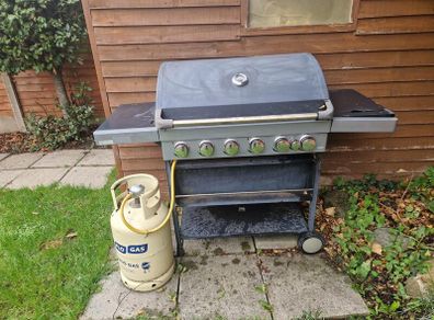 Large 6-burner gas barbecue with gas cylinder