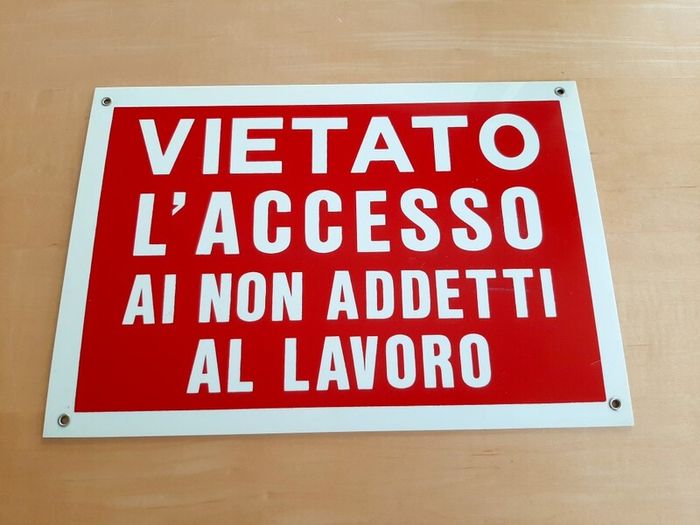 'NO ENTRY!' Italian sign