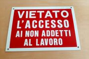 'NO ENTRY!' Italian sign