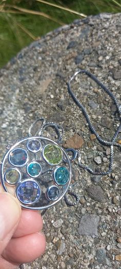 Vintage jewelry is sold individually for 5 to 10 euros.