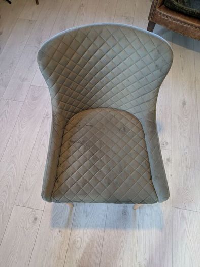 Table (80cm diameter) and 4 chairs
