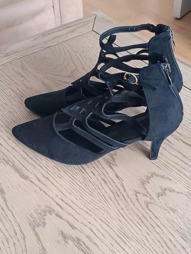 Black faux-suede low heel shoe