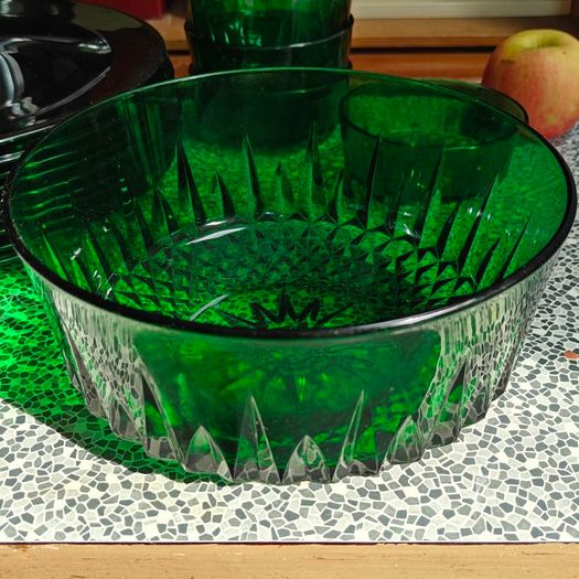 Arcoroc France "Diamant" 1970s  green glass collection, featuring a diamond-cut geometric pattern, one large bowl, 8 smaller ones, 9 green glass plates, 20th century