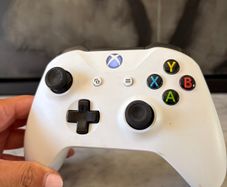 Official Xbox Wireless Controller (Robot White) - Bluetooth Model 1708