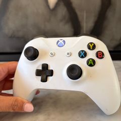 Official Xbox Wireless Controller (Robot White) - Bluetooth Model 1708