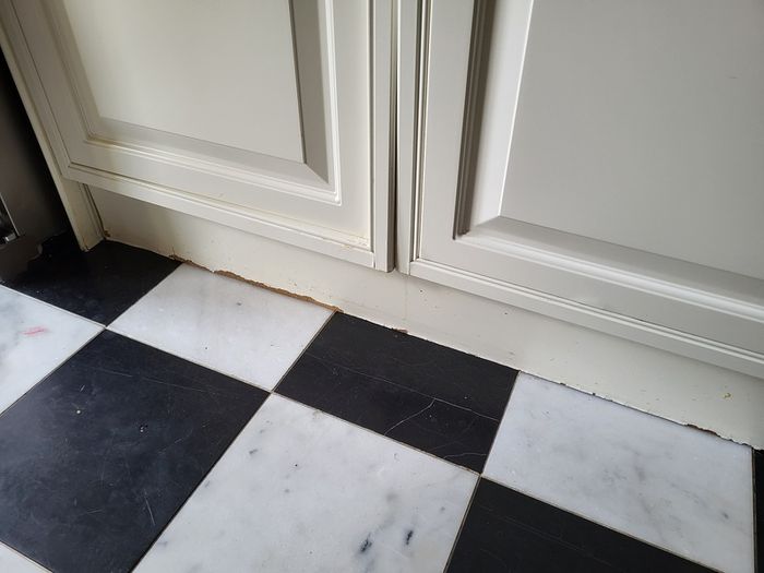 Skirting board edge/water protection