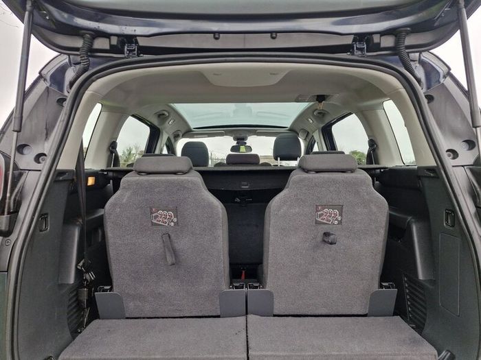 7 Seater Peugeot 5008 1.6 HDI Diesel car