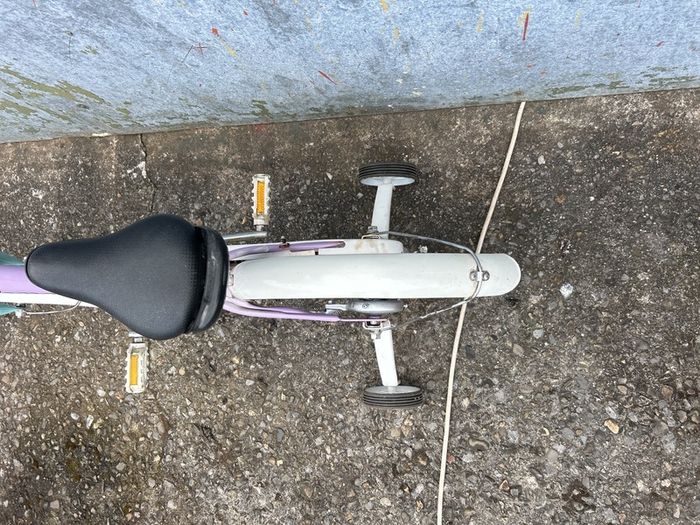 girls bike small child with stabilisers