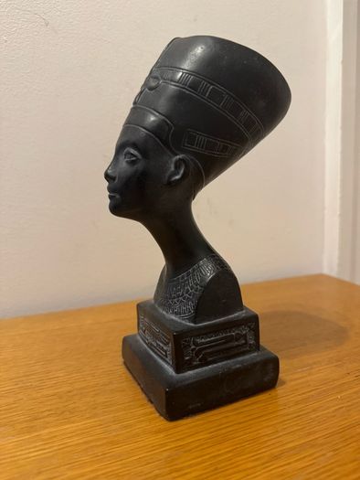 Small Nefertiti statuette