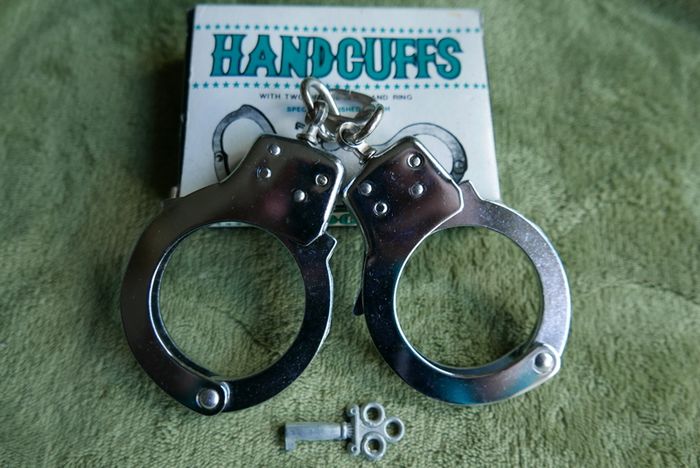 Hand Cuffs with one key