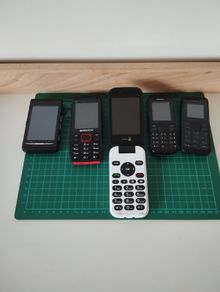 Lot of 5 Old Mobile Phones  Mixed Brands (Possible Not Working)