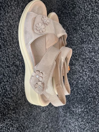 Beige Shoe tree sandals with small flowers size 6