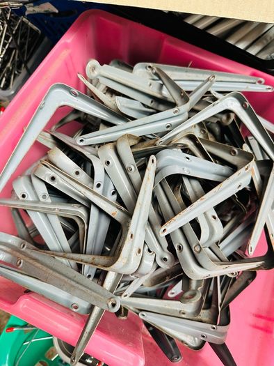 140 Steel Shelf Brackets Used - Job Lot Clearance