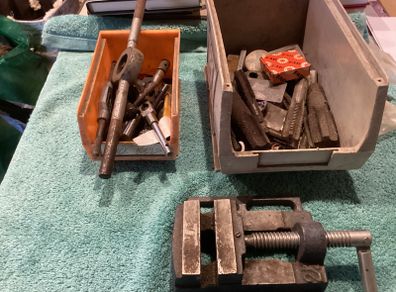Selection of taps and dies plus small machine vice