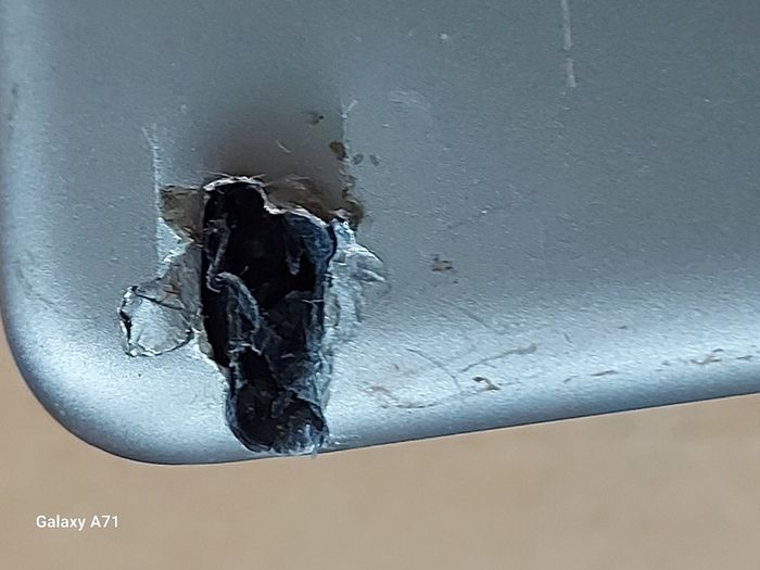 Apple Ipad Air 2nd Generation, 16GB, Space Gray, 94% Battery Life, No Activation Lock, but screen not displaying, and there is some damage to back top right corner, see pictures