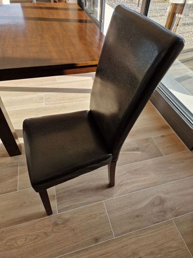 Dining Room Table & 6 Chairs
