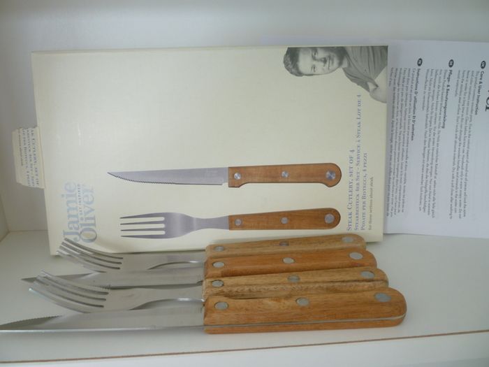 JAMIE OLIVER FRYING PAN BY TEFAL. Large Deep Frying or Omelette Pan.  Professional Series. WITH Jamie Oliver 4 piece steak cutlery set. Very Good Condition.