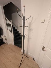 Standing coat hanger